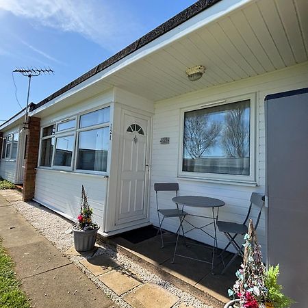Signature, Scratby - Two Bed Chalet, Sleeps 7, Free Wi-Fi, Bed Linen And Towels Included, Pets Welcome And Onsite Entertainment Available Exterior photo