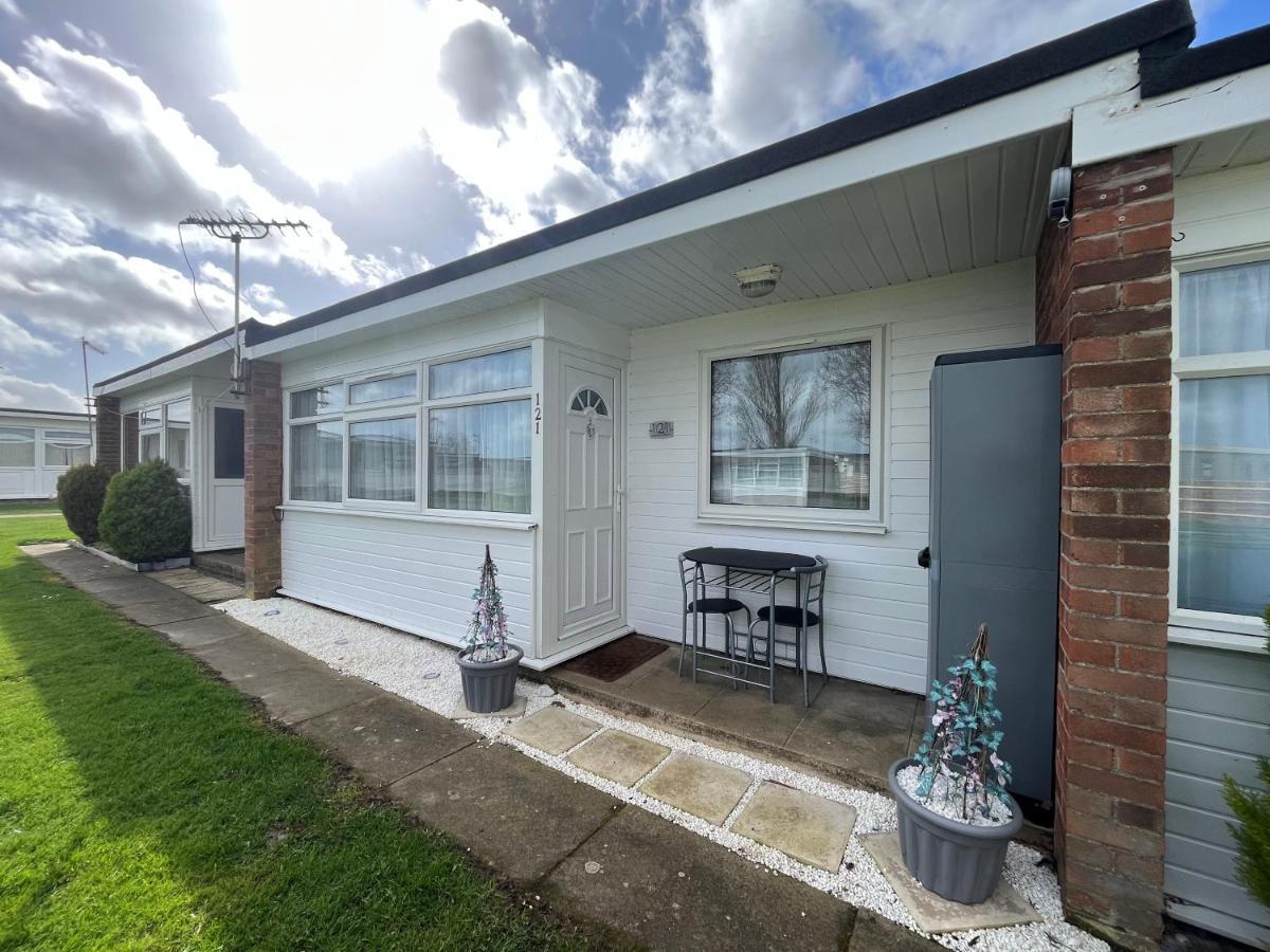 Signature, Scratby - Two Bed Chalet, Sleeps 7, Free Wi-Fi, Bed Linen And Towels Included, Pets Welcome And Onsite Entertainment Available Exterior photo