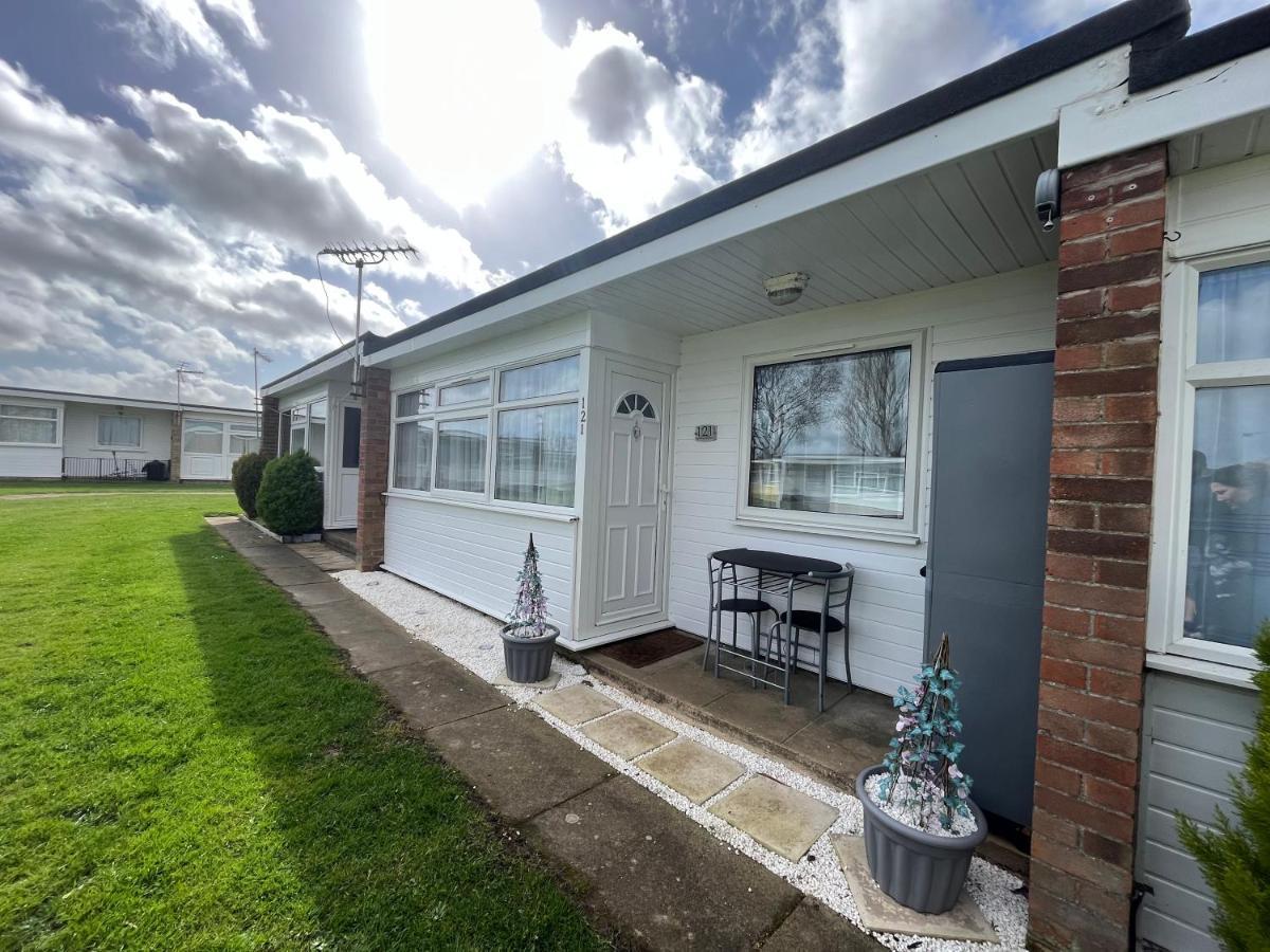 Signature, Scratby - Two Bed Chalet, Sleeps 7, Free Wi-Fi, Bed Linen And Towels Included, Pets Welcome And Onsite Entertainment Available Exterior photo